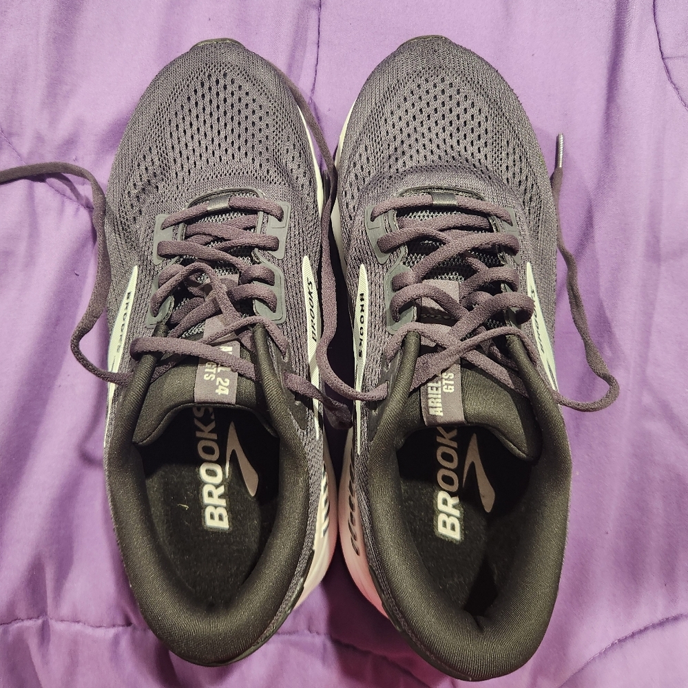 Women's Brooks Ariel 24 Size 9EE Extra Wide